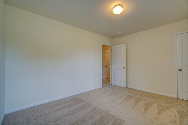 Building Photo - 3 BR, 2.5 BA., 2 Car Garage in Boiling Springs, Near I-85