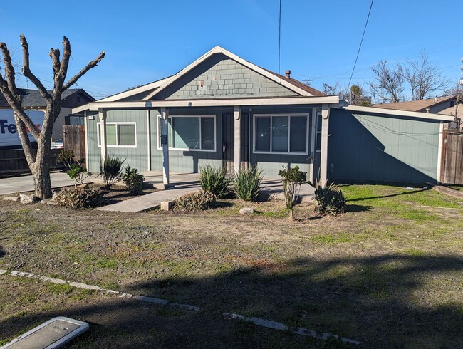 Building Photo - Super cute 2 bed 1 bath with large backyard