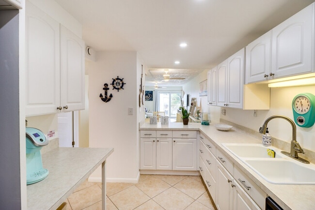 Building Photo - 201 E Ocean Dr