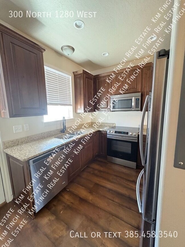 Building Photo - 300 1280 W