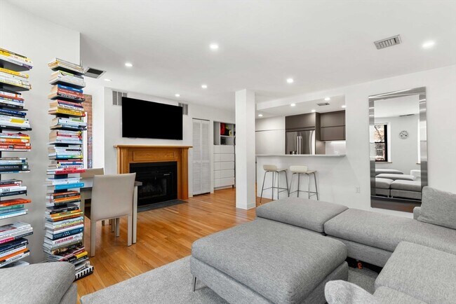 Building Photo - 84 Gainsborough St