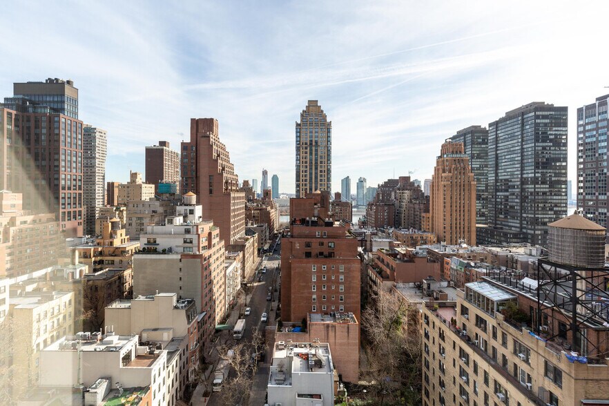 Building Photo - 300 E 51st St