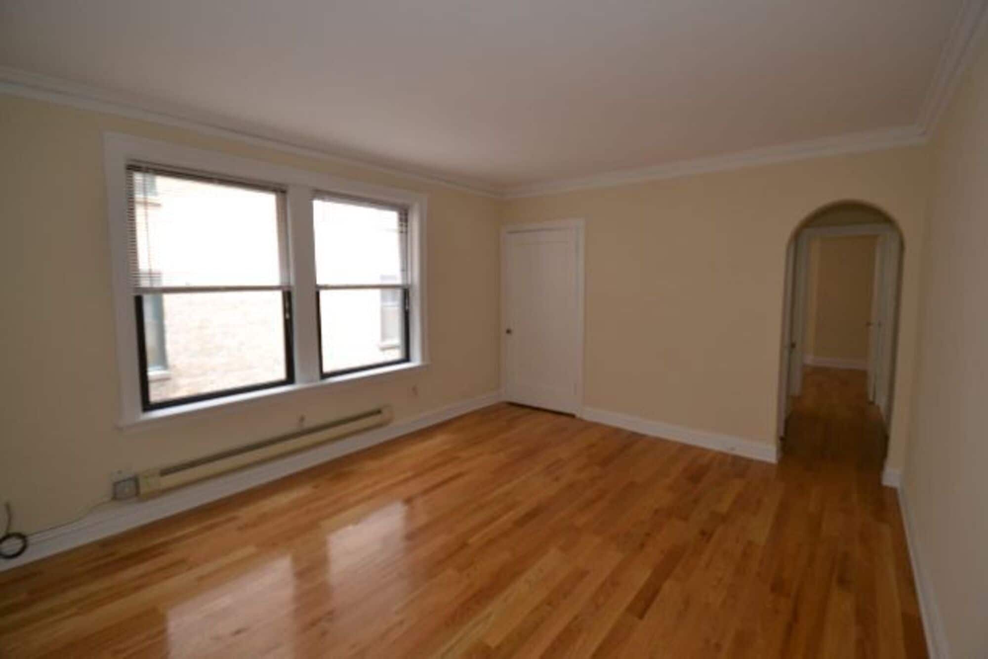 Building Photo - 429 W Roscoe St