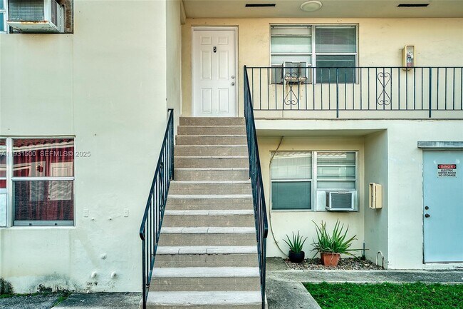 Building Photo - 644 SW 10th St