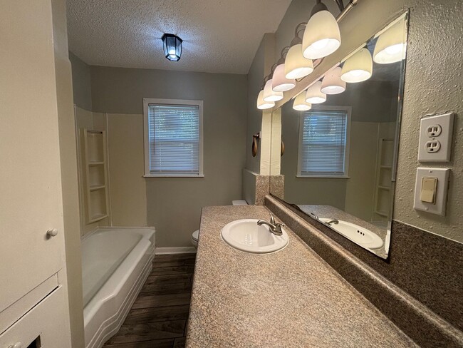 Building Photo - Lovely 3 Bedroom 1 Bathroom home with a Fe...