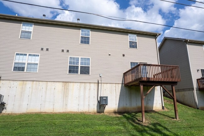 Building Photo - 601-603 Glenstone Dr.