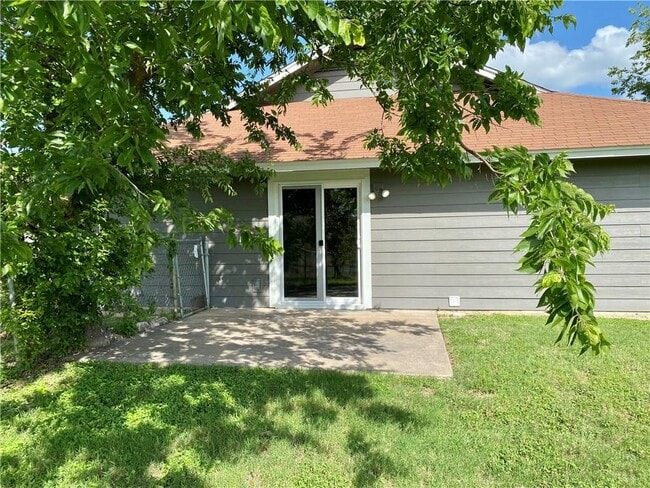 Building Photo - 1715 Shadowview Dr