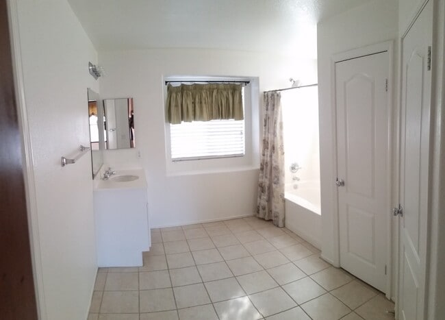 Building Photo - Beauty in the Details - 3 Bedroom / 2.5 Ba...