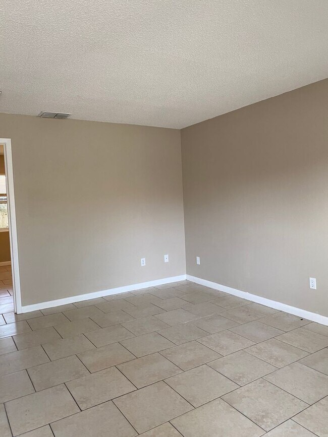 Building Photo - One Bedroom Apartment