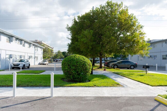 Building Photo - For Rent 1/1 for $1,550 near Miami Interna...