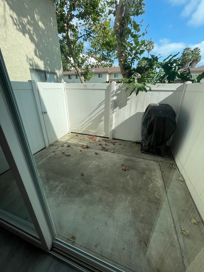 Building Photo - Super Quaint Gated Community - 2BR/1.5 Bath