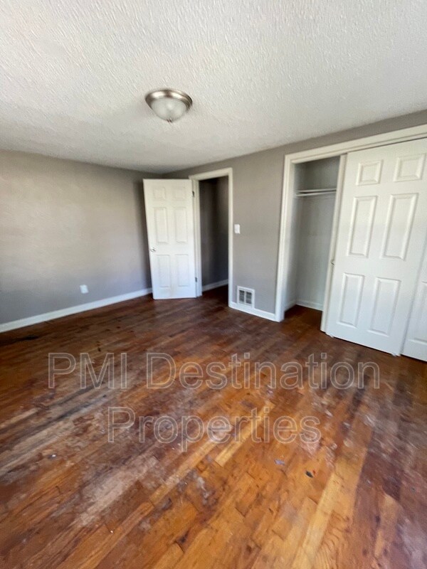 Building Photo - 5528 Parkview Ave