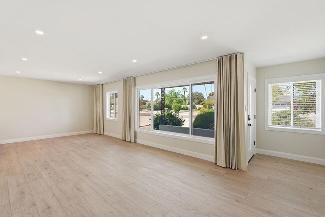 Building Photo - 6819 E Paradise Pkwy