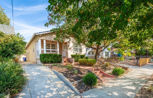 Building Photo - Adorable 3 Bedroom 2 Bath