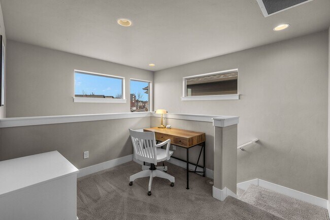 Building Photo - Triple Ridge 3 bed 3 bath home, Pool Access, A/C, Flexible Living Space!