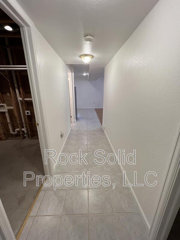 Building Photo - 405 E 5th St