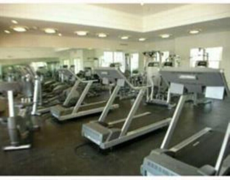 Building Photo - 2810 N Oakland Forest Dr