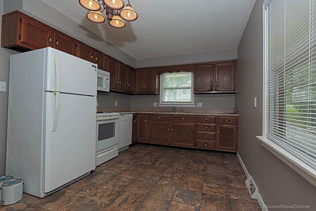 Building Photo - House Close To Campus!