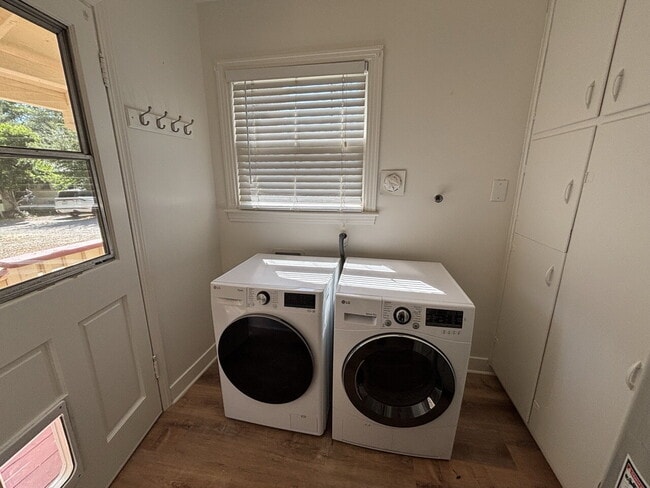 Building Photo - Adorable vintage 2-bed home on a quiet side street close to downtown Placerville!