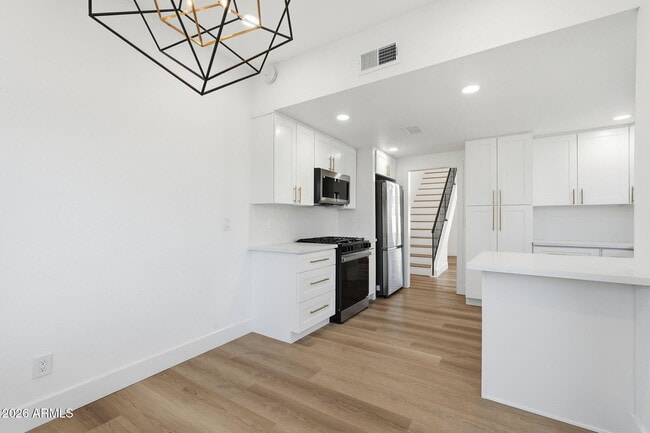 Building Photo - 2029 N Sunset Dr