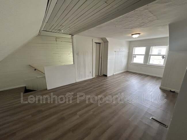 Building Photo - 27 Hilton St