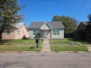 Building Photo - 1605 S Walnut St