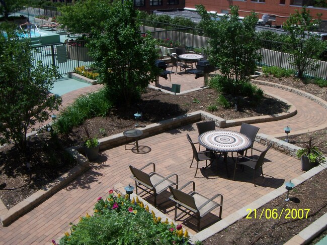 Building Photo - 400 N La Salle Dr