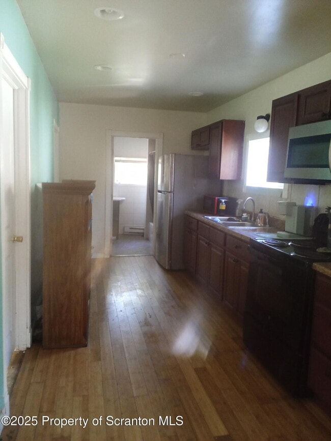 Primary Photo - 954 E Elm St