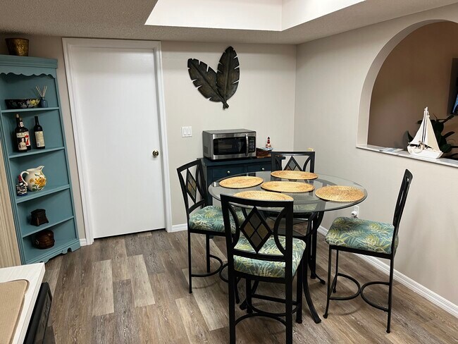 Eating area in kitchen - 3193 Desoto Dr