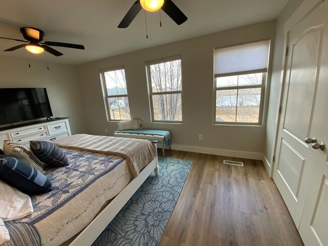 Building Photo - Fully Furnished Townhouse with Lake Views