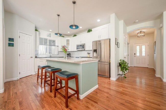Building Photo - 4220 Ravenna Pl
