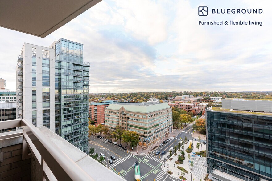 Building Photo - 3900 Fairfax Dr