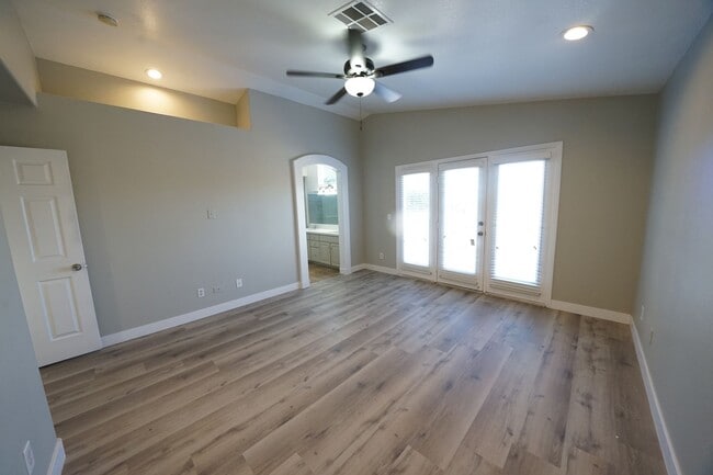 Building Photo - SHOWINGS AVAILABLE NOW