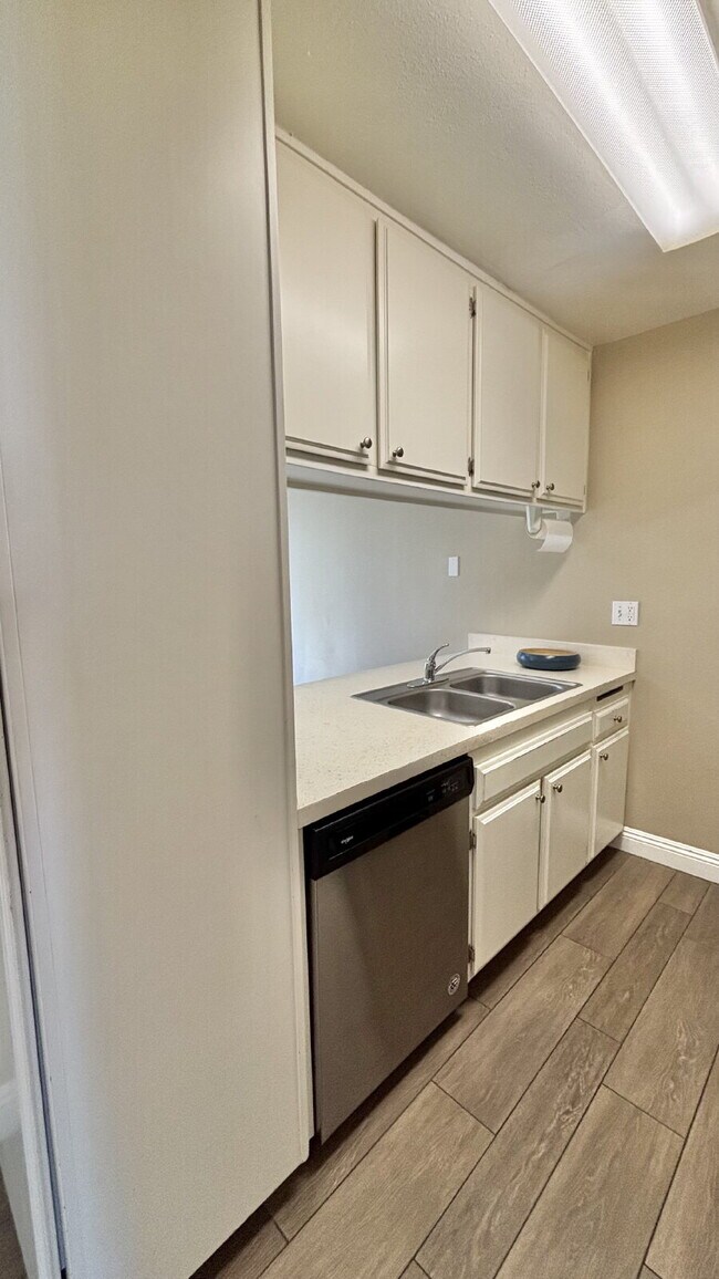 Building Photo - 2 Bedrooms Townhome Availble For Rent in I...