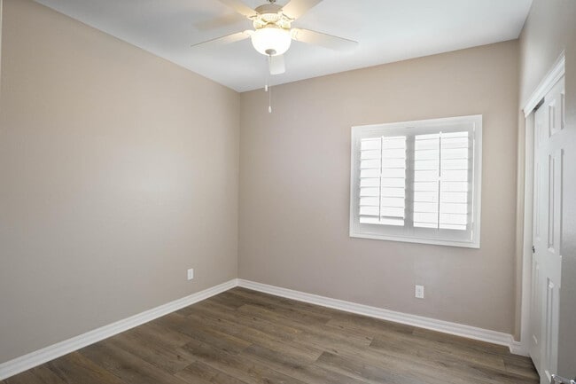 Building Photo - 884 W Whistling Thorn Ave