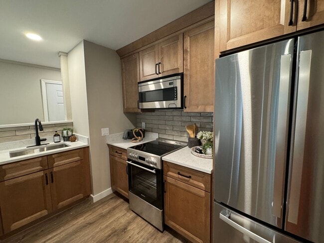 Building Photo - Beautiful One Bedroom Condo - HEAT INCLUDE...