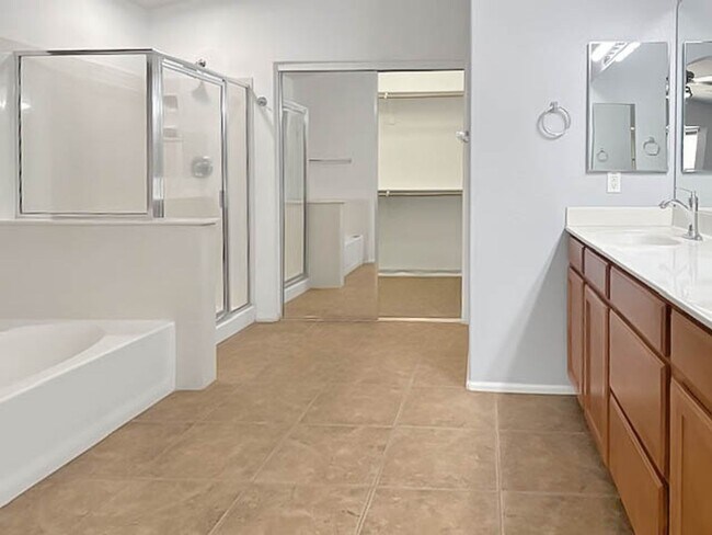 Building Photo - Solar makes this 4bedroom Goodyear home a ...