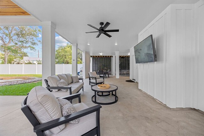 Building Photo - Gorgeous Custom Home Available for Snowbir...