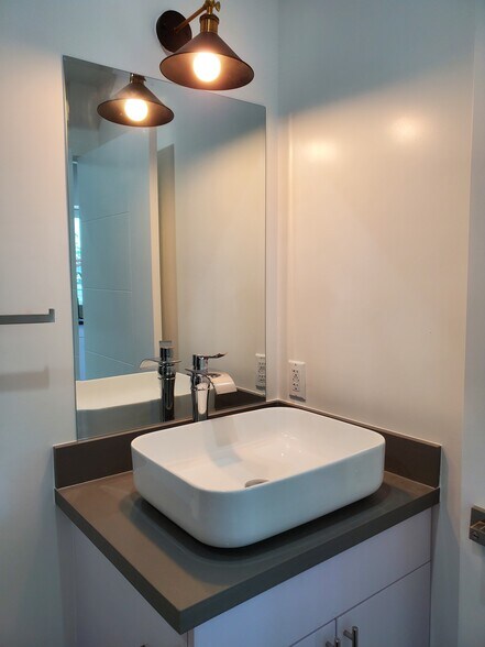 Building Photo - 2337 S Crenshaw Blvd