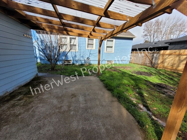Building Photo - ADORABLE 2 BEDROOM HOUSE IN NORTH PORTLAND WITH LARGE BACK YARD & 2 CAR GARAGE!