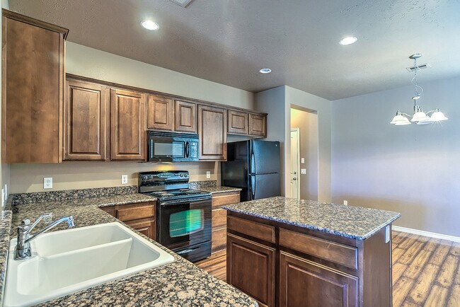Building Photo - Beautiful Coral Canyon Home with Modern Up...