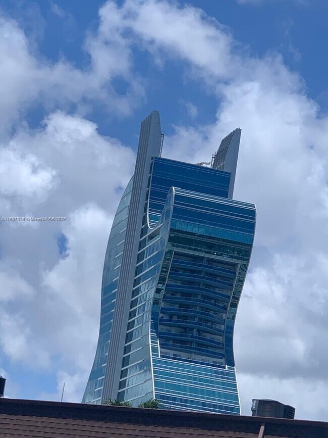 Building Photo - 5140 SW 40th Ave