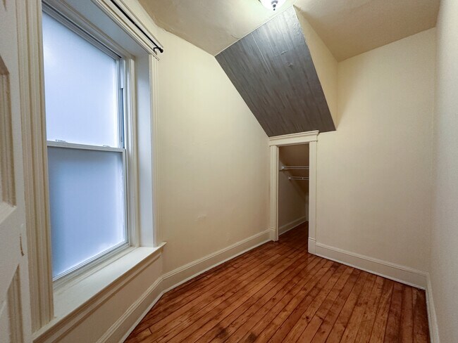 Building Photo - 2126 N Sheffield Ave
