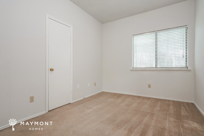 Building Photo - Home with Open Concept