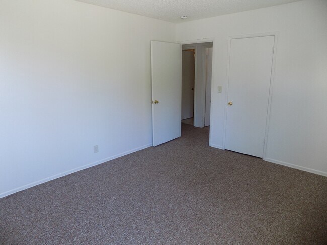 Building Photo - 131 Ramona Dr