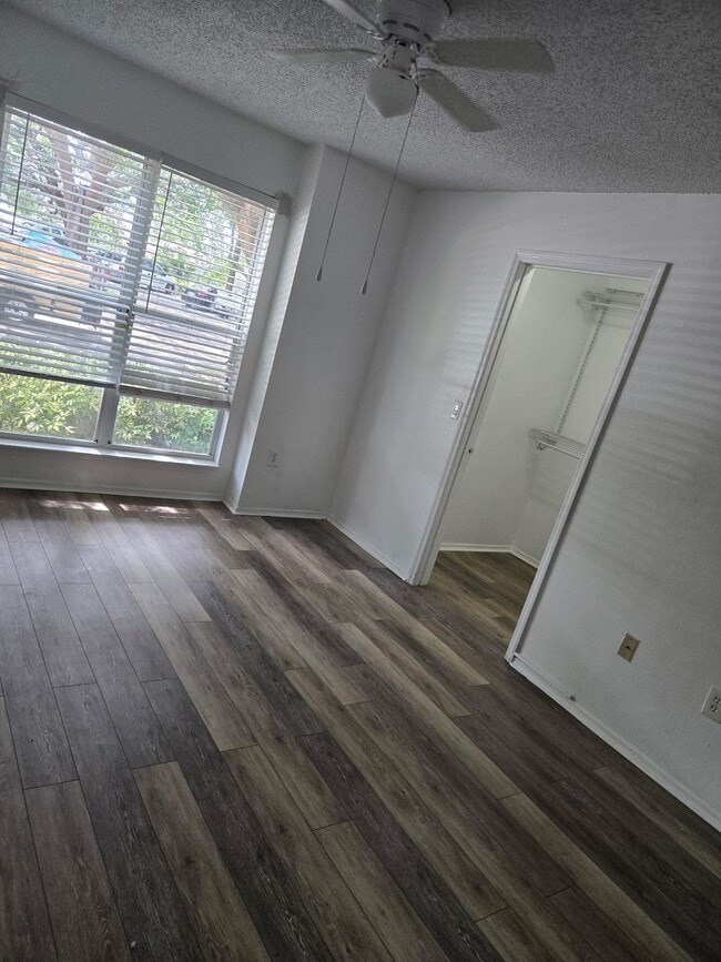 Building Photo - 10028 Strafford Oak Ct