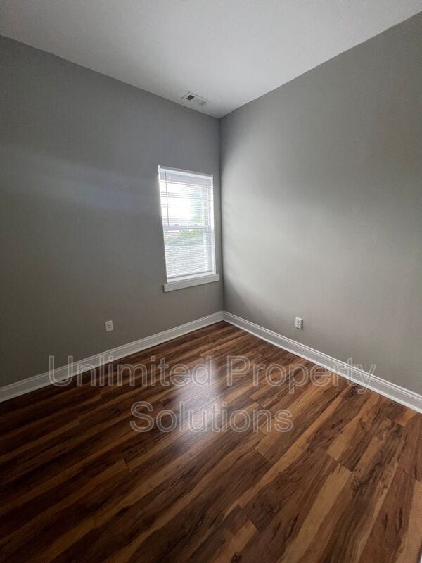 Building Photo - 214 S 13th St