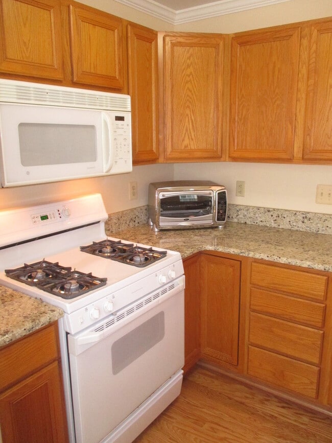 Building Photo - Gorgeous 2 Bedroom Condo in Timberbrook!