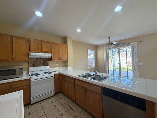 Building Photo - 1683 Falcon Peak St