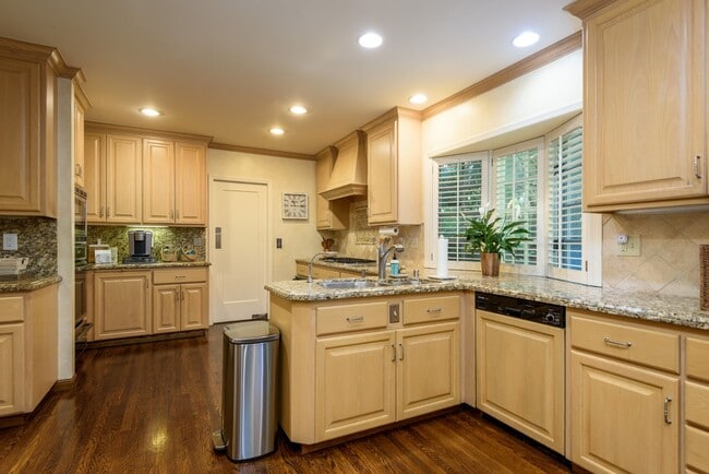 Building Photo - Classic Colonial home in the heart of pres...